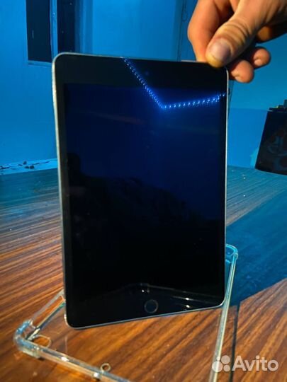 Планшет iPad мини 4