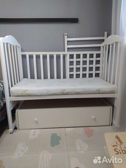 Детская кроватка с маятником и ящиком