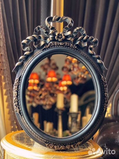 Зеркало в винтажном стиле в овальном багете