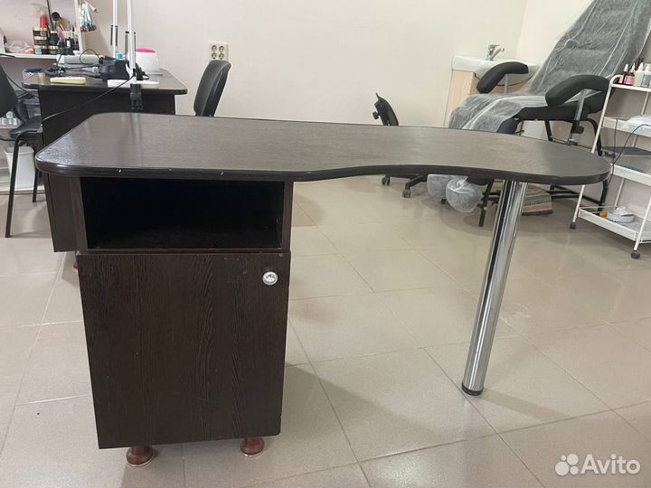 Маникюрный стол