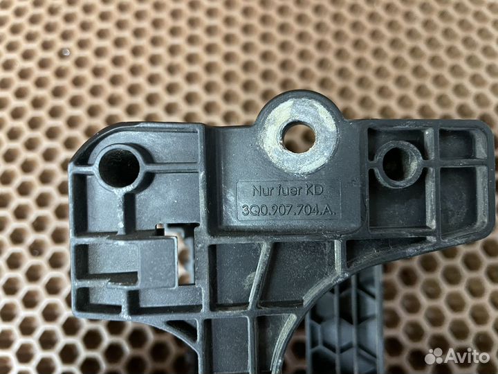 Кронштейн крепления радарного датчика VW Passat B8