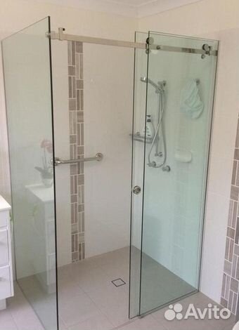 Раздвижная душевая перегородка из стекла