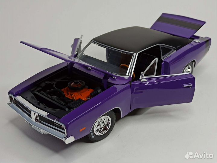 Dodge Charger R/T 1969 Plum Crazy 1:18 Maisto