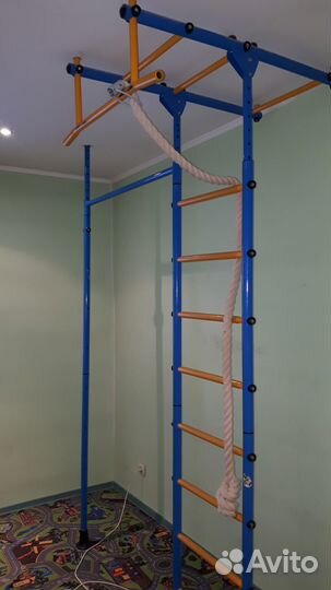 Шведская стенка с перекладиной под качели