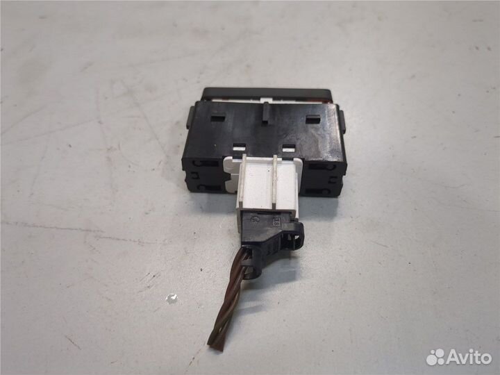 Кнопка аварийки Volkswagen Passat 7, 2015