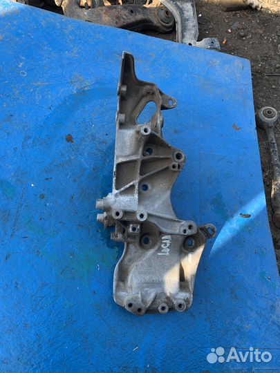 Renault logan 1 кронштейн крепления генератора