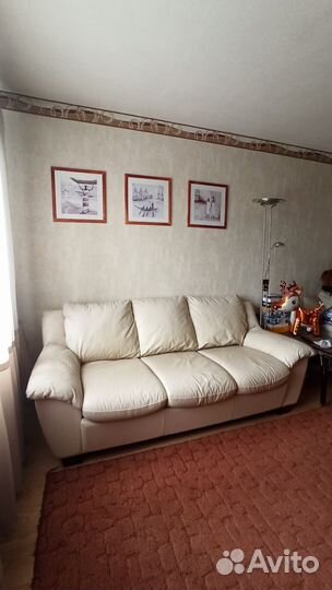 Кожаный диван с креслом