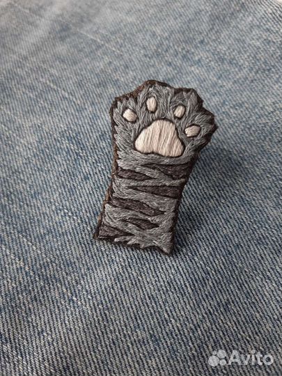 Брошь вышитая Кошачьи лапки