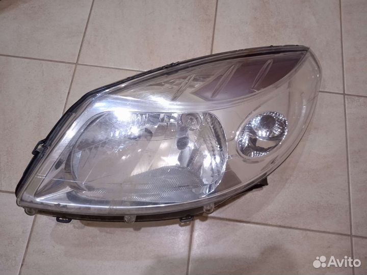Левая фара Renault Sandero 1