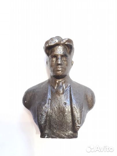 Чугунный бюст Маяковского