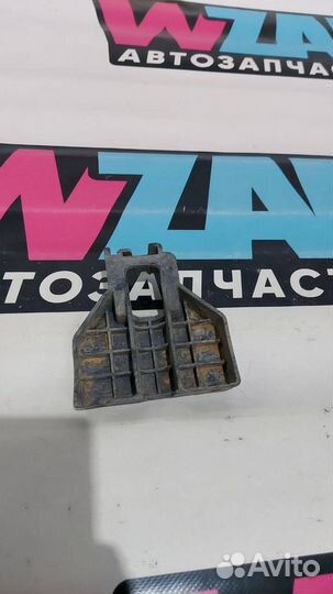 Кронштейн (крепление) правый Chevrolet TrailBlazer