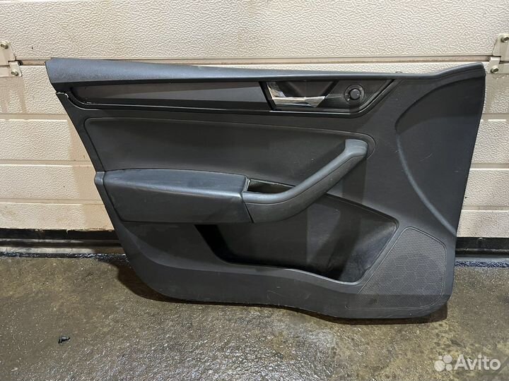 Обшивка двери передней левой skoda rapid