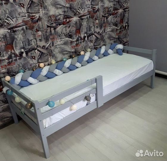 Односпальная кровать из массива дерева