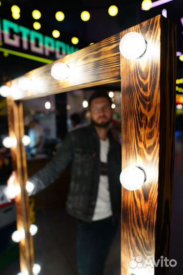 Гримерное зеркало с лампочками