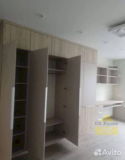 Книжный шкаф