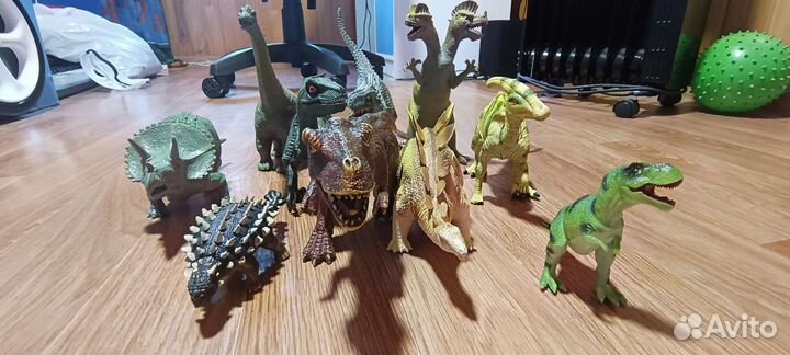 Фигурки динозавров