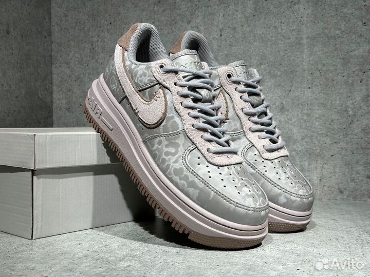 Кроссовки Nike Air Force 1 LUX