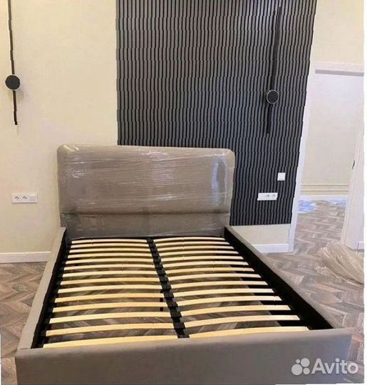 Двуспальная кровать с подъемным механизмом