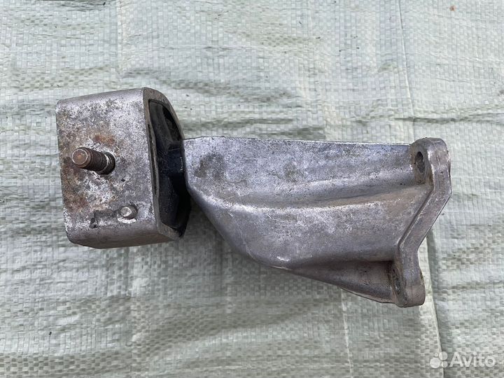 Кронштейн МКПП левый VW Passat B5