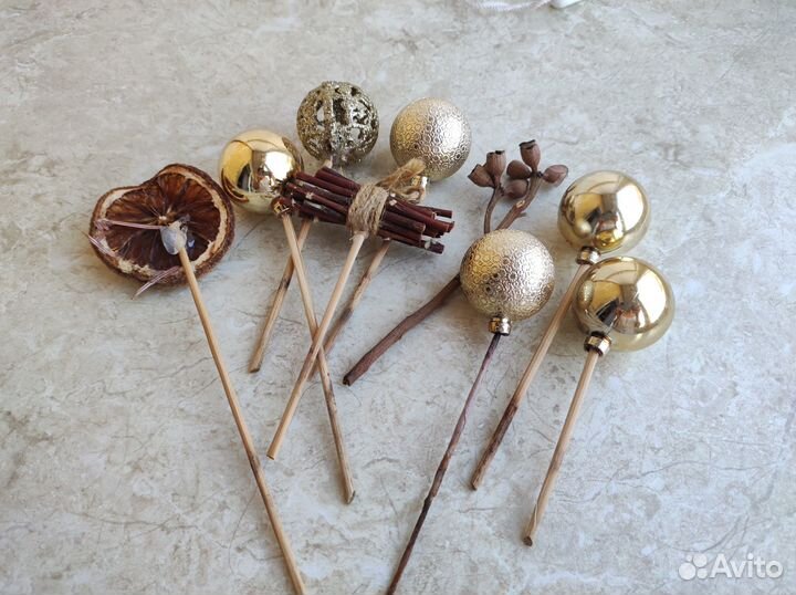 Сушеный апельсин, корица и шарики для украшений