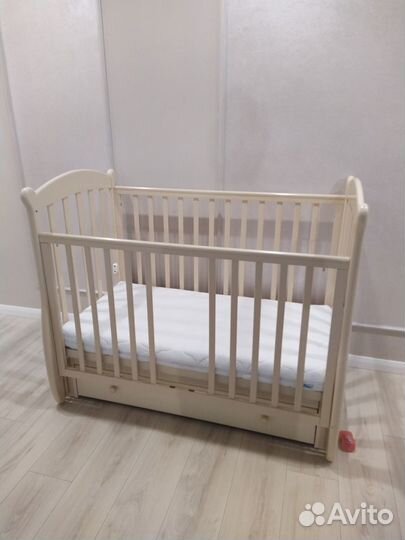 Детская кроватка с маятником и бельевым ящиком