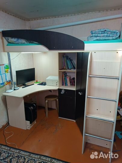Детская кровать чердак со столом и шкафом