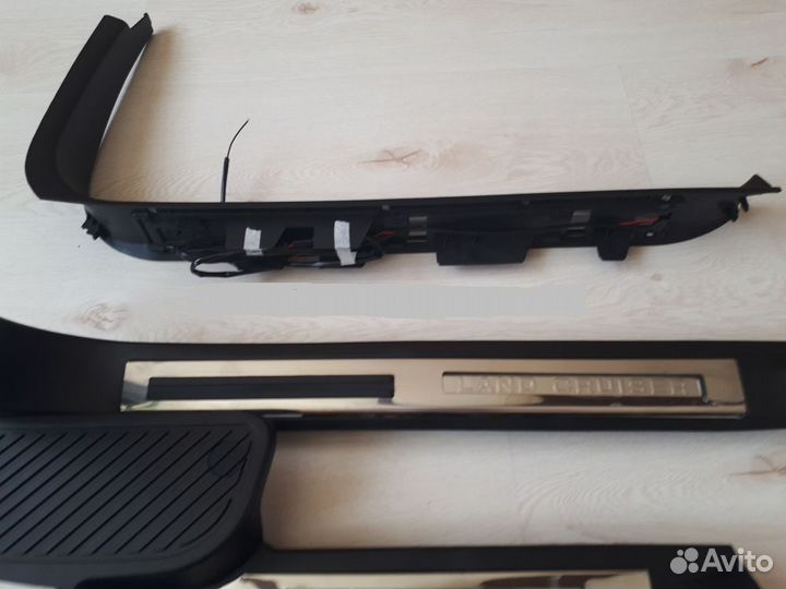 Накладки с подсветкой Toyota Land Cruise 200