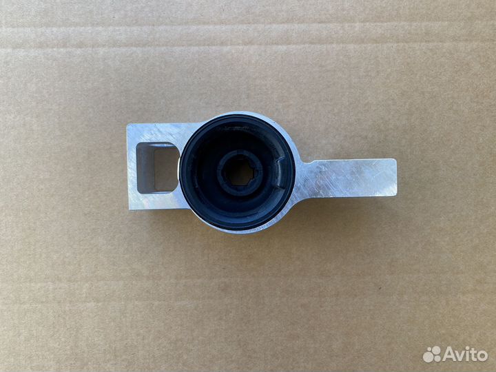 Сайлентблок рычага подвески перед прав 1KD 199 232