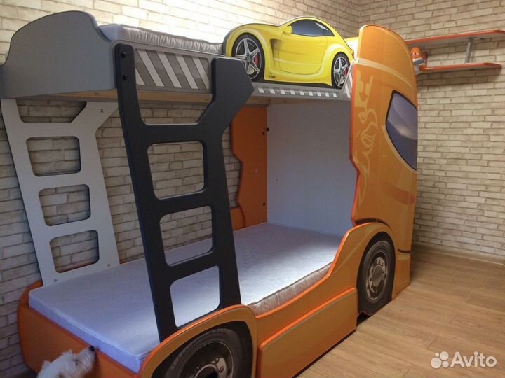 Детская двухъярусная кровать в виде фуры
