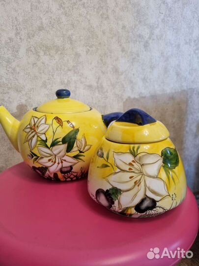 Заварочный чайник и сахарница
