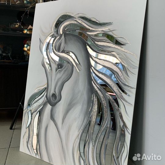 Белая лошадь