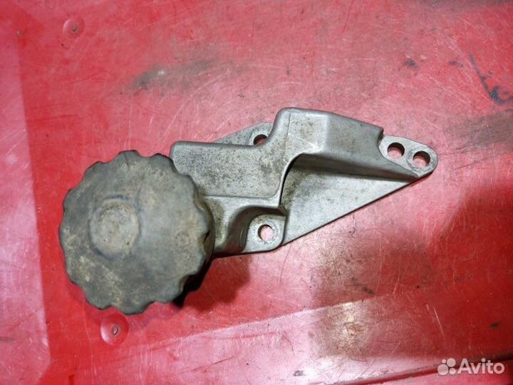 Опора двигателя передняя Audi 100 седан 2.8 AAH