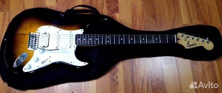 Две электрогитары Squier by Fender Stratocaster