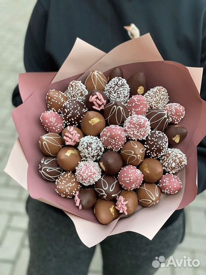 Съедобные букеты из клубники и шоколада