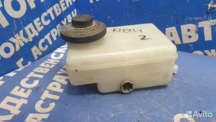 Бачок для тормозной жидкости. Toyota Noah минивен