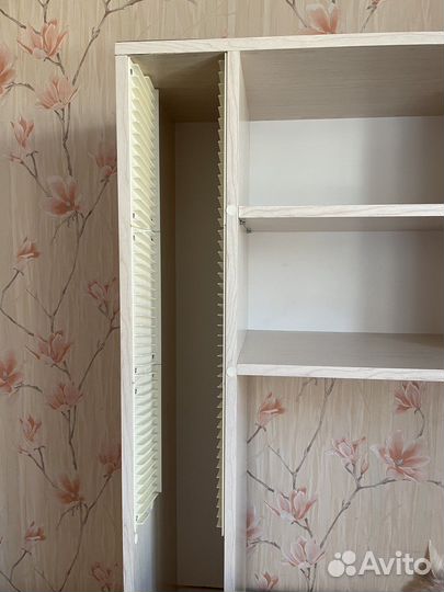 Угловой письменный стол с полками