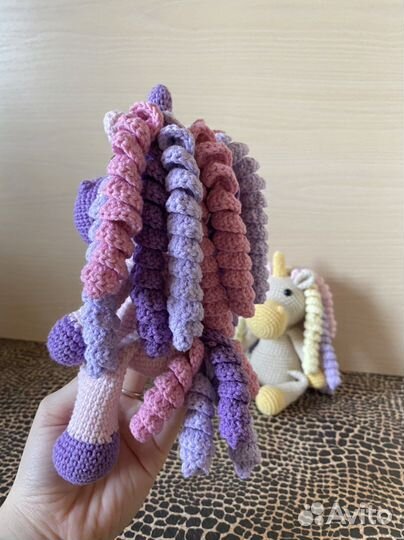 Вязаная игрушка единорог ручной работы