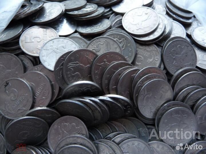 Встреча новобрачных у загса. Монеты 1 и 5 копеек