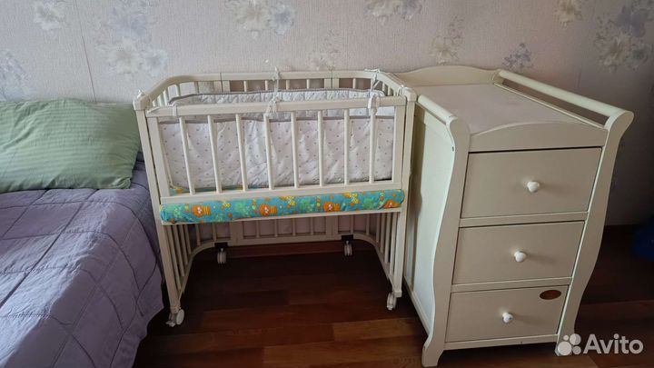 Детская кроватка и пеленальный комод