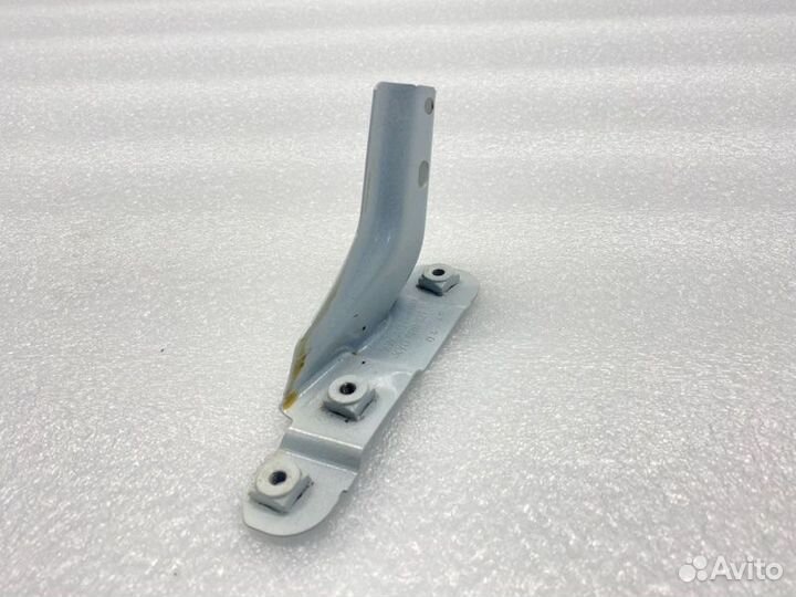 Кронштейн крыла передний правый Volkswagen Polo