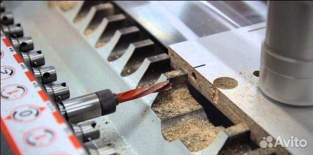 Сверловщик за станком по дереву