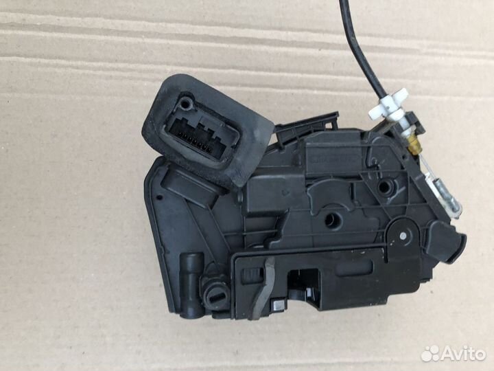 Замок задней левой двери Skoda Rapid