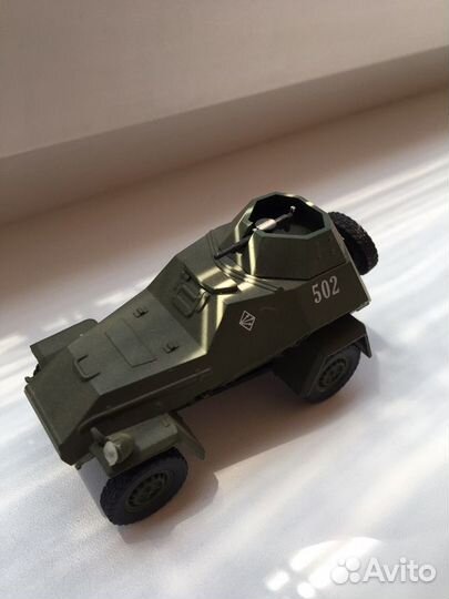 Модель 1:43 броневик