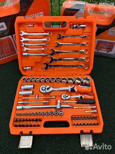 Набор инструментов для авто в чемодане