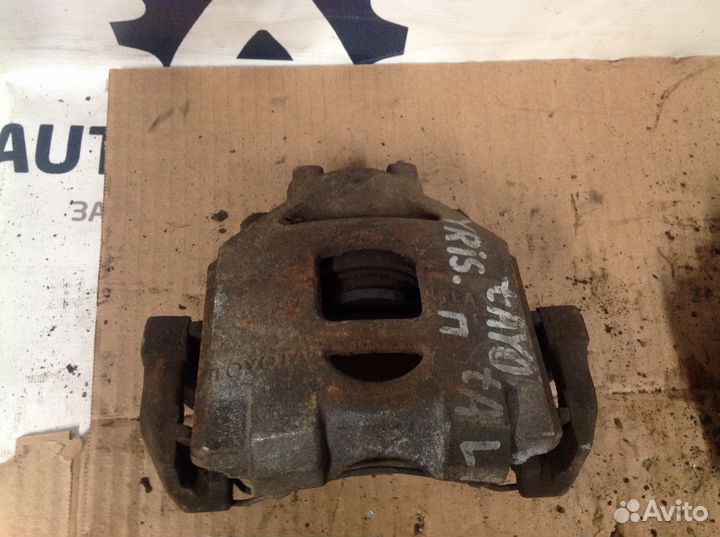Суппорт тормозной передний левый Тойота Ярис