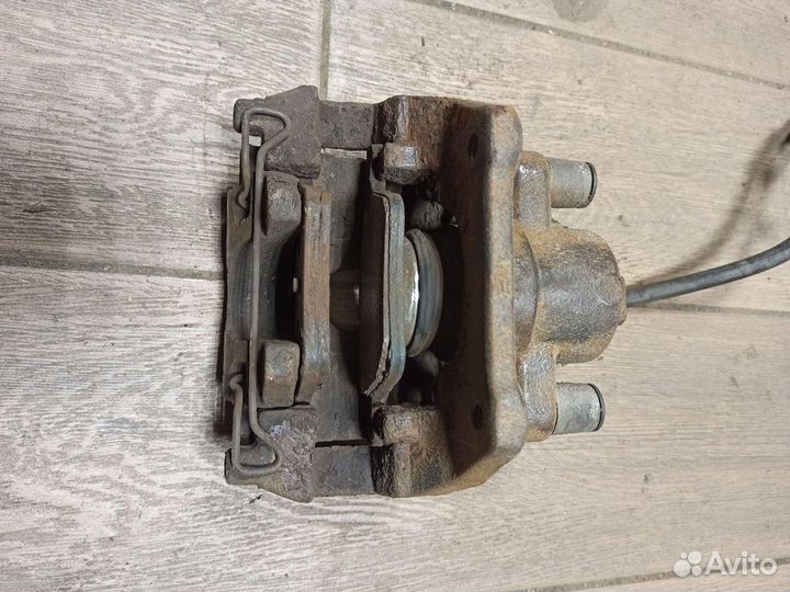 Суппорт тормозной задний левый Volvo XC90 рест