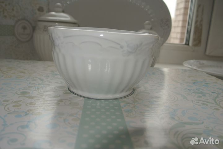 Посуда керамическая с рельефным краем 