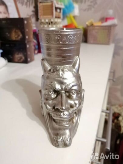 Карандашница с лицом черта