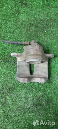 Суппорт тормозной передний левый Toyota Camry