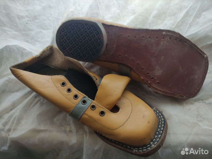 Лыжные ботинки ретро